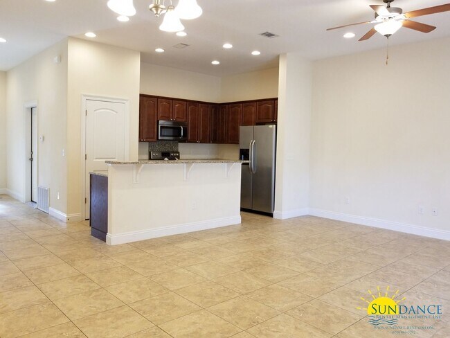 Building Photo - Spacious 3 Bedroom Townhouse in Palm Reserve