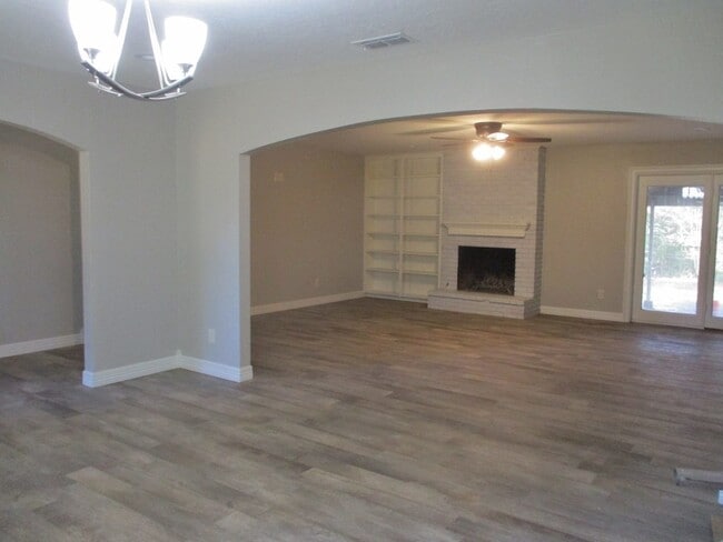 Building Photo - 4/2/2  Great neighborhood large lot