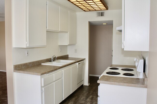 Foto del edificio - Large 2 Bedroom 2 Bath Condo with 1 Parking Space in Long Beach Coming Soon!