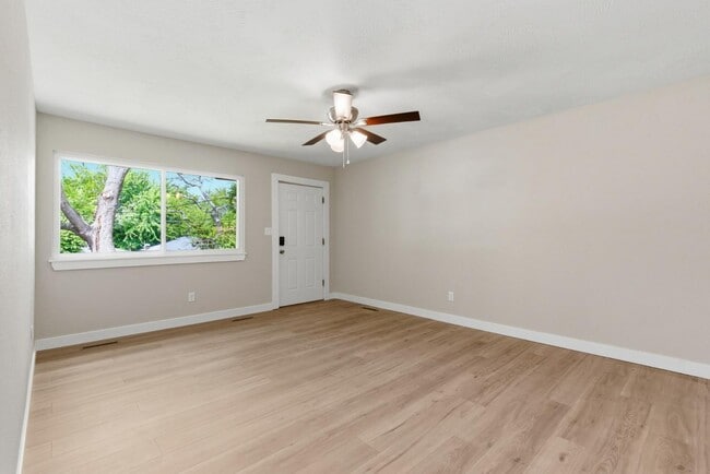 Foto del edificio - 2744 N Pierce Ave