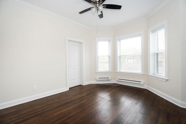 Building Photo - 917 W Waveland Ave