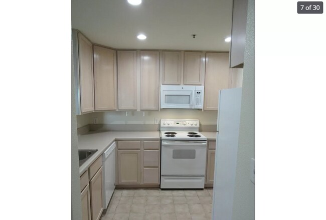 Building Photo - AMAZING LOCATION 2B/2B + Office on Main Fl...