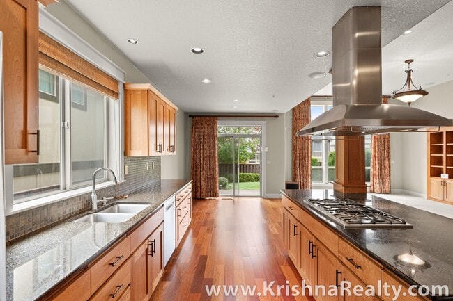 Foto del edificio - Gorgeous 6 Bedroom 3 Bath Corner Single Fa...