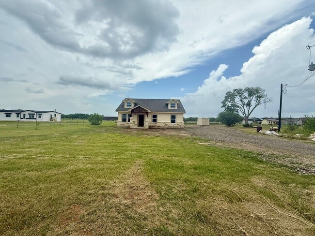 Building Photo - 1075 County Rd 678 E Natalia, TX 78059