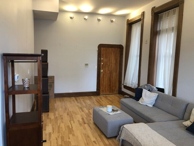 Building Photo - Large Lincoln Park 2 Bed, 2 Bath Duplex