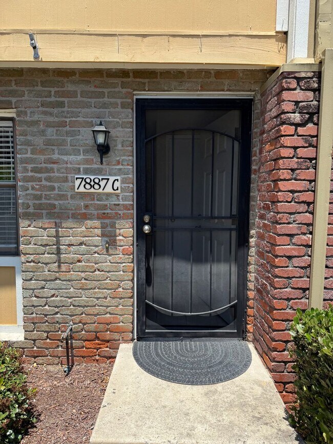 Building Photo - Spacious Two-Story 3 Bedroom, 1.5 Bath Tow...