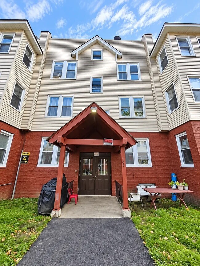 Building Photo - 707 Kensington Ave