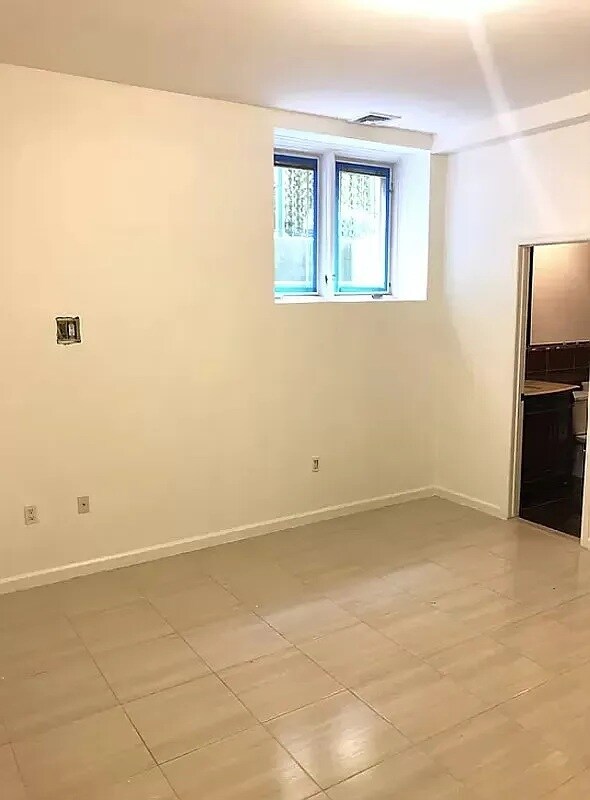 Foto del edificio - 230 Corbin Pl