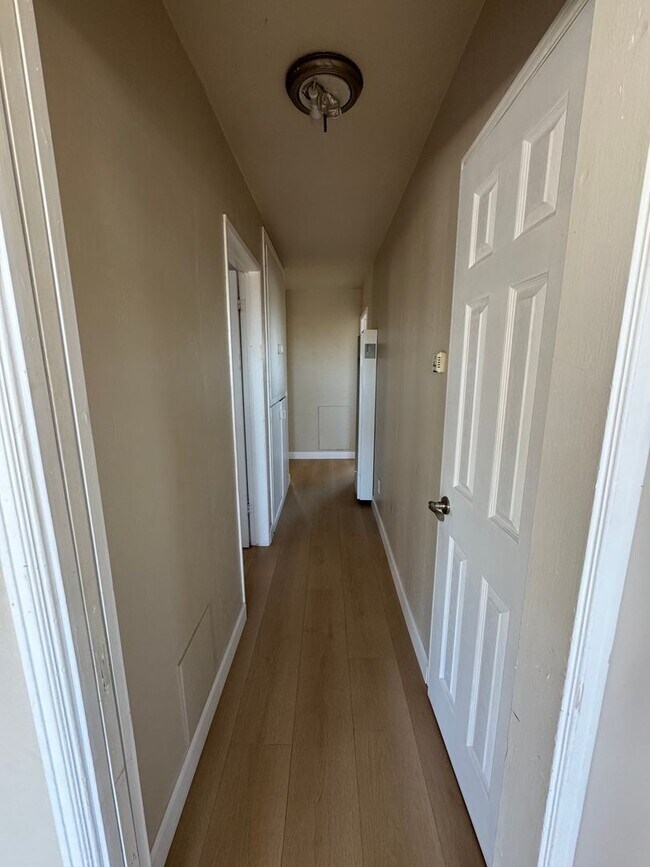 Building Photo - Charming 3-Bedroom, 2-Bathroom Home with H...