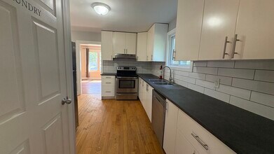 Building Photo - 118 Kings Forest Dr