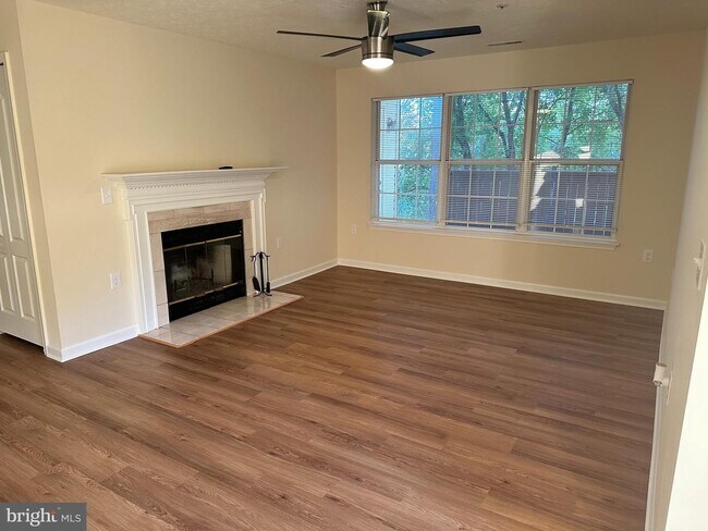 Building Photo - 11405 Deepwood Dr