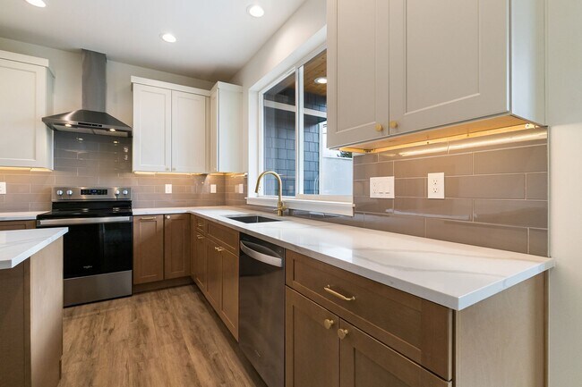 Foto del edificio - Halleck Townhomes Triplex