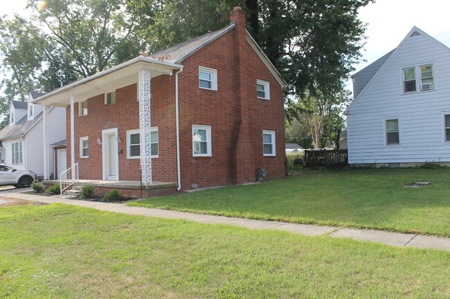 Side yard - 727 Washington St