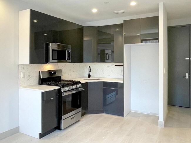 Foto del edificio - 2110 Hughes Ave