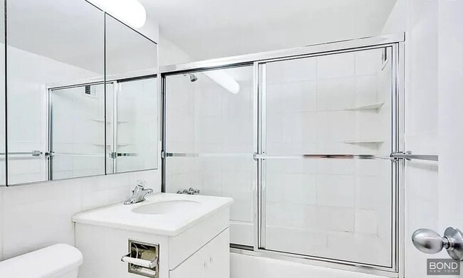 Building Photo - 200 E 71st St