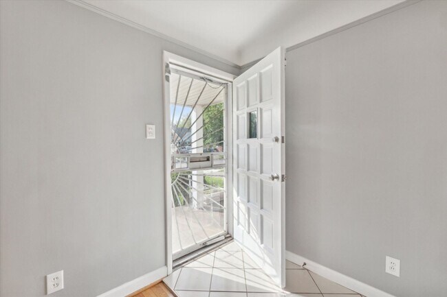 Foto del edificio - 3 bedroom bungalow - $1300 - ACCEPTS SECTI...