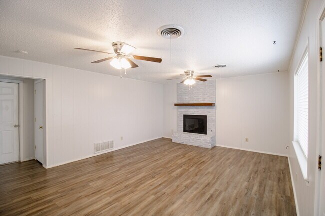 Foto del edificio - "Charming 3-Bed, 2-Bath Home in Lubbock!"