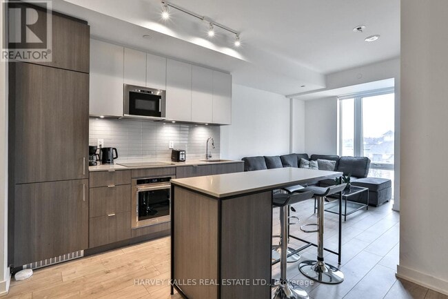 Building Photo - 215 Lakeshore Rd W