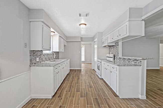 Building Photo - 626 Rosewood Dr