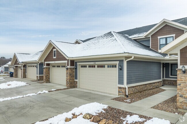Foto del edificio - Devil's Lake Townhomes