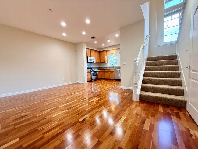 Foto del edificio - Beautiful Modern Townhouse With Bonus Room & Upgrades & AC