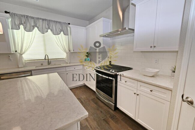 Building Photo - 1439 E Via Albero Dr