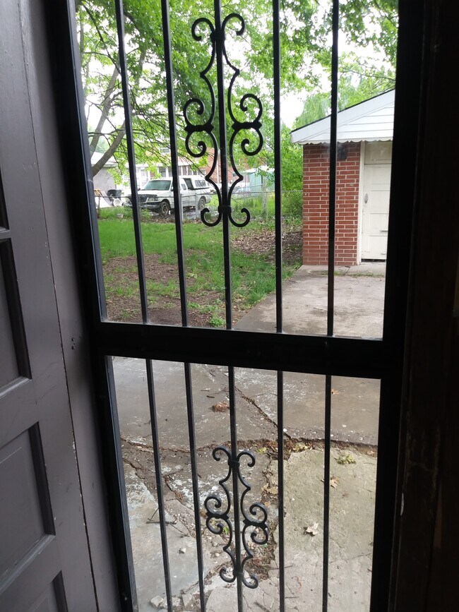 Puerta trasera - 4113 Wooded Way