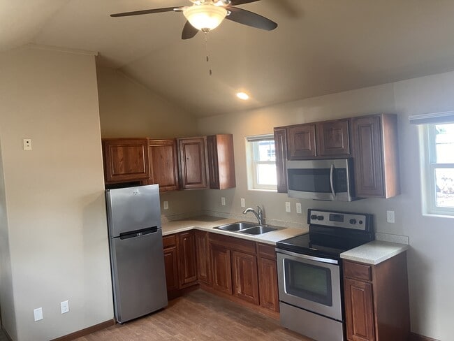 Building Photo - 111 E Cottonwood Dr
