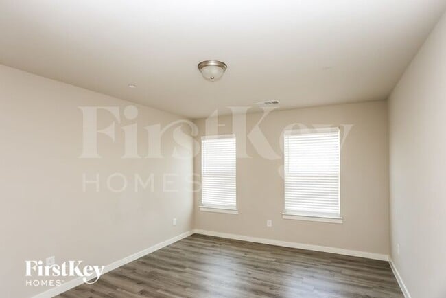Building Photo - 608 Ava Trl