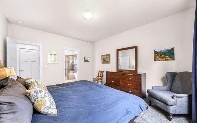 Foto del edificio - 697 Chuckanut Dr N