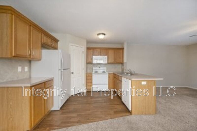 Building Photo - 8887 N Helena Dr