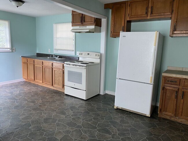 Building Photo - 3 Bedroom/ 1 Bathroom Available 800 per