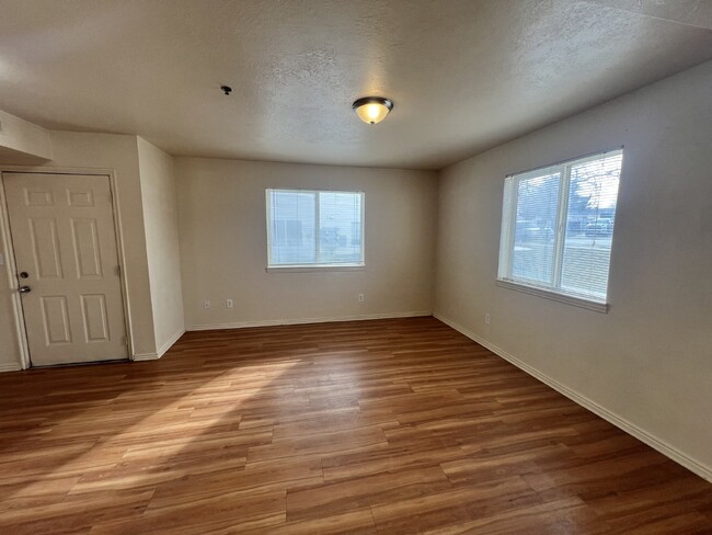 Building Photo - 1/2 FIRST MONTHS RENT---2bed zero deposit ...