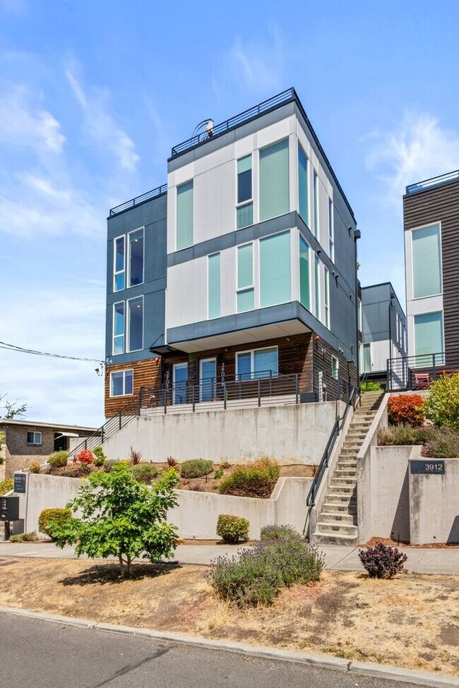 Foto del edificio - Stunning Columbia City Townhome w/ Views and Air Conditioning