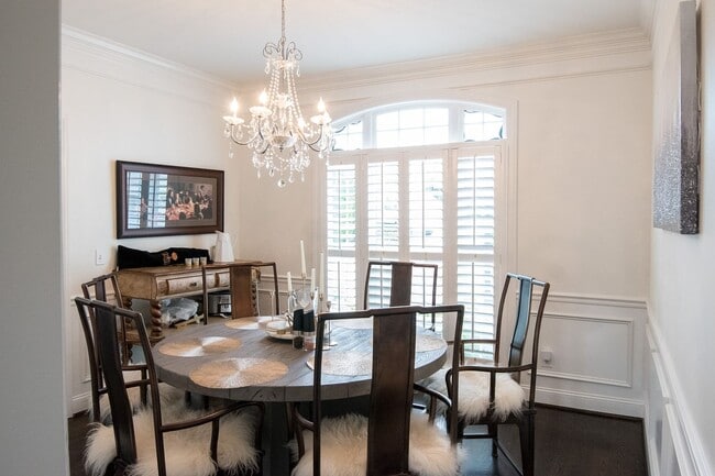 Building Photo - Luxury Living w/ Pool In Brentwood!