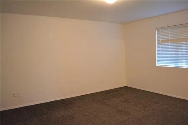 Building Photo - 3 Bedroom 2 bath home!