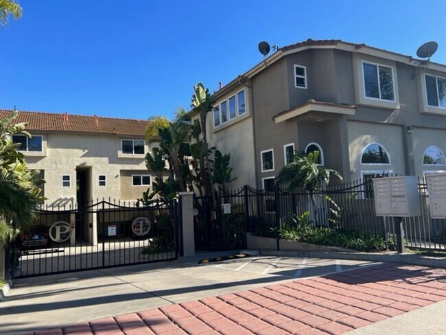 Foto del edificio - Private, Gated and the Heart of Costa Mesa!