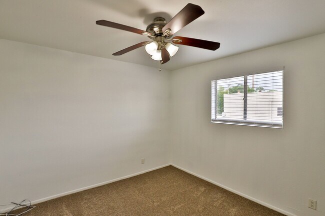 Foto del edificio - 8056 E Oak St