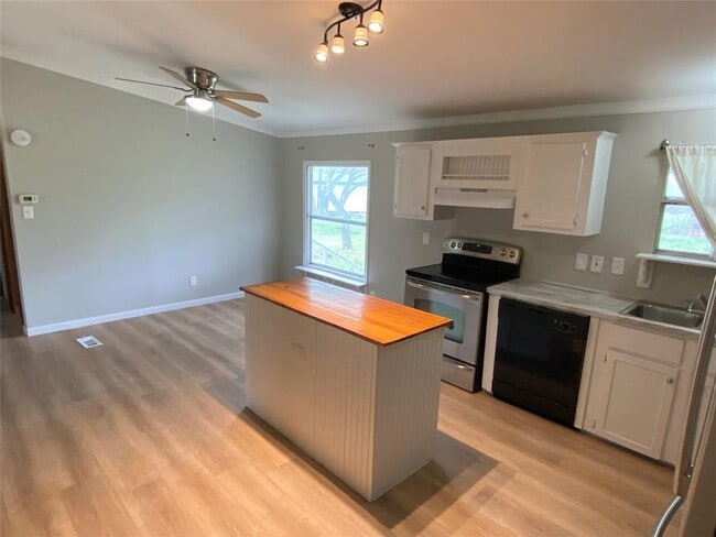 Building Photo - 185 S Valley Dr
