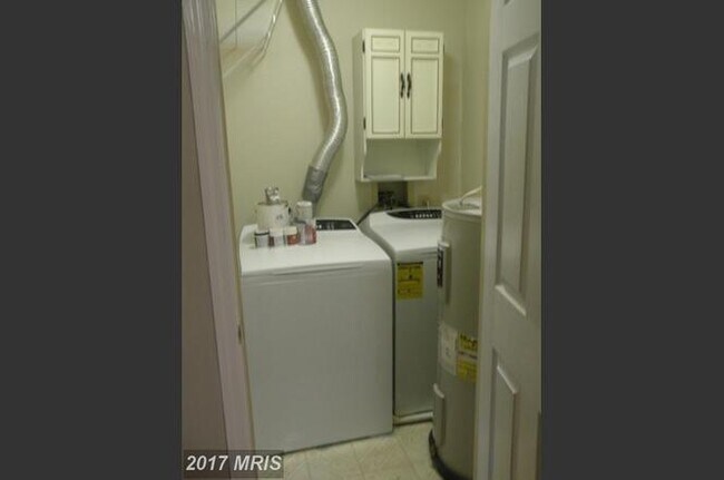 Building Photo - 909 Woodbridge Ct