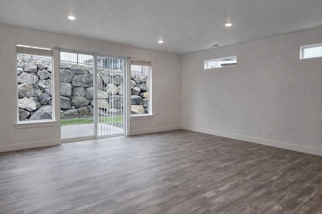 Building Photo - 1 MONTH FREE WHEN YOU SIGN A 15 MONTH LEASE! BRAND NEW TOWNHOME IN THE DESIRABLE SOUTHRIDGE AREA!