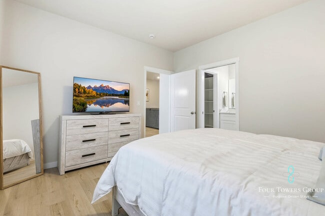 Building Photo - 1205 NE Emerald Dr