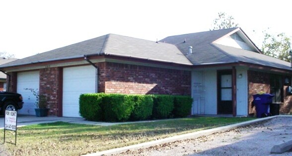 Building Photo - 403 W Avenue D