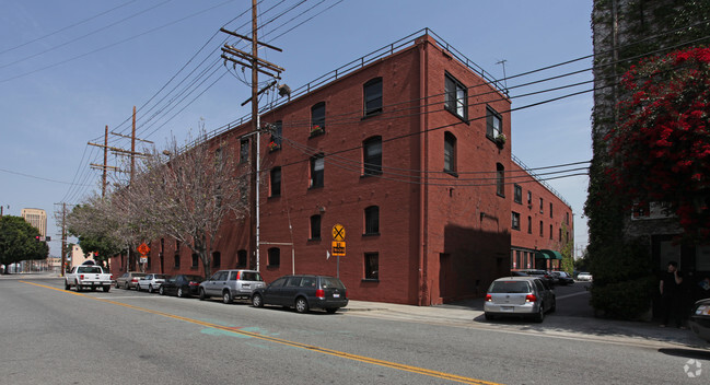 Newberry Desvanes - The Newberry Lofts / Artist Loft Apartments