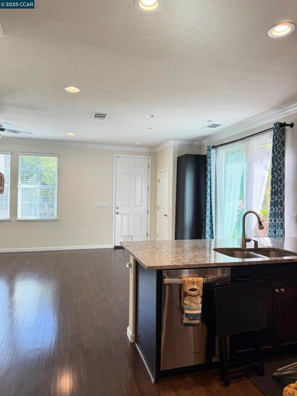 Foto del edificio - 221 Southpark Ct