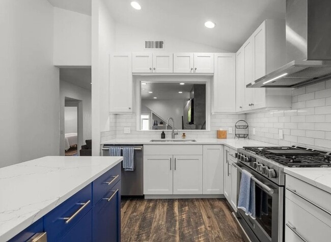 Foto del edificio - 4 Bed, 2 Bath, Fully Furnished, 2 Level Home, Fenced Yard