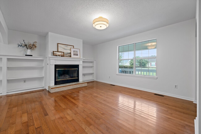 Building Photo - 224 N Brent Dr