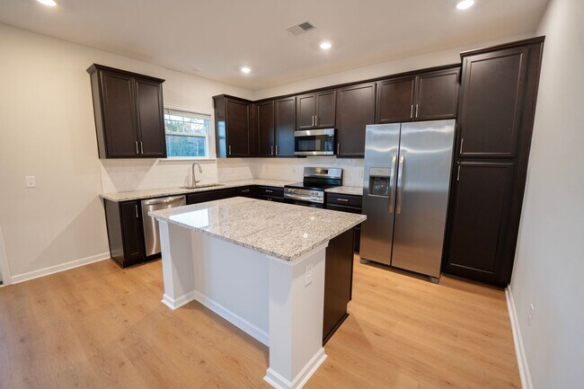 Foto del edificio - Available Now!