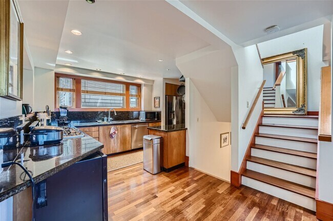 Building Photo - Queen Anne Home