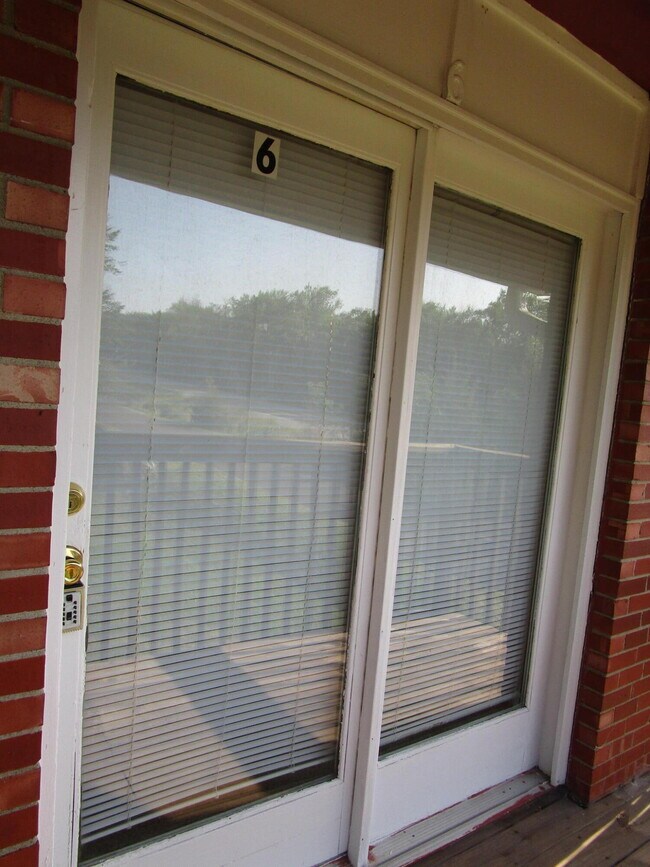 Building Photo - 6200 NE Circle Dr